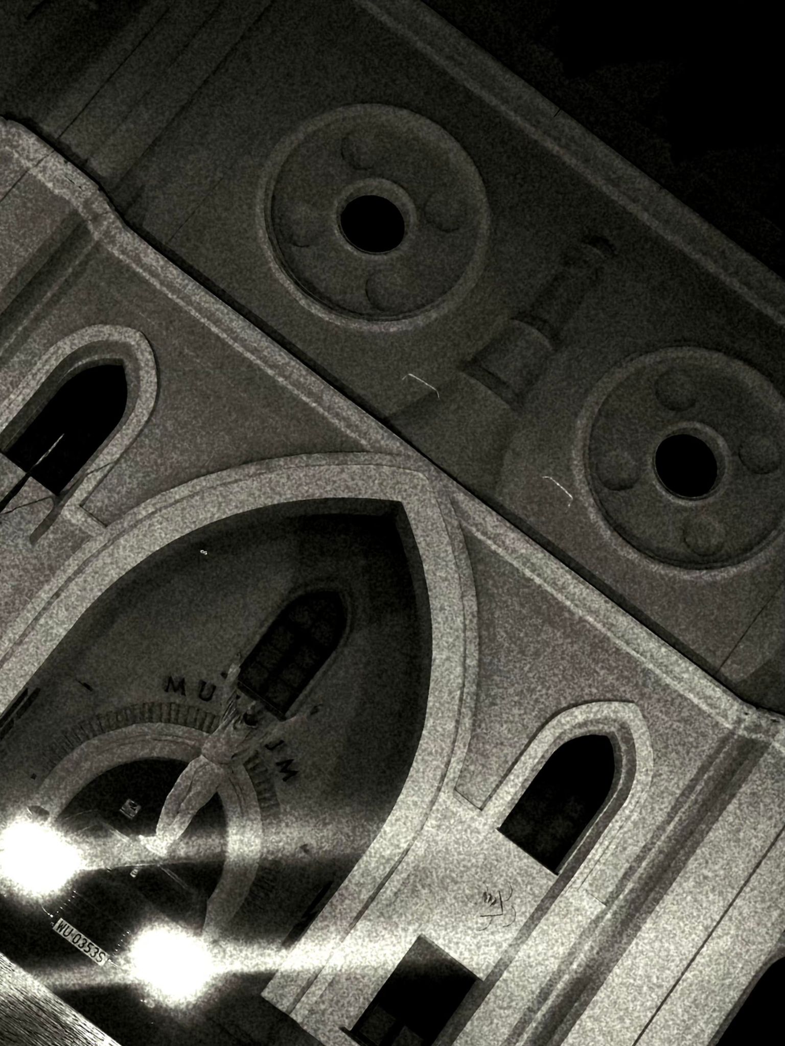 Nocna architektura mijana na trasie rolkarskiej